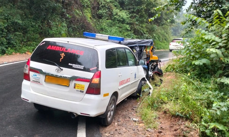 ಚಾರ್ಮಾಡಿ ಘಾಟ್: ಆಂಬುಲೆನ್ಸ್-ಆಟೋ ಮುಖಾಮುಖಿ; ನಾಲ್ವರು ಪಾರು