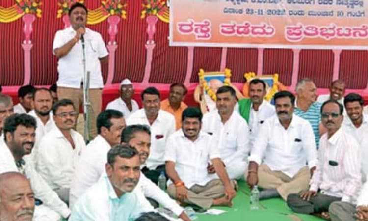 ಹಳ್ಳಿಗಳಿಗೆ ಮೂಲ ಸೌಕರ್ಯಕ್ಕಾಗಿ ರಸ್ತೆ ತಡೆ