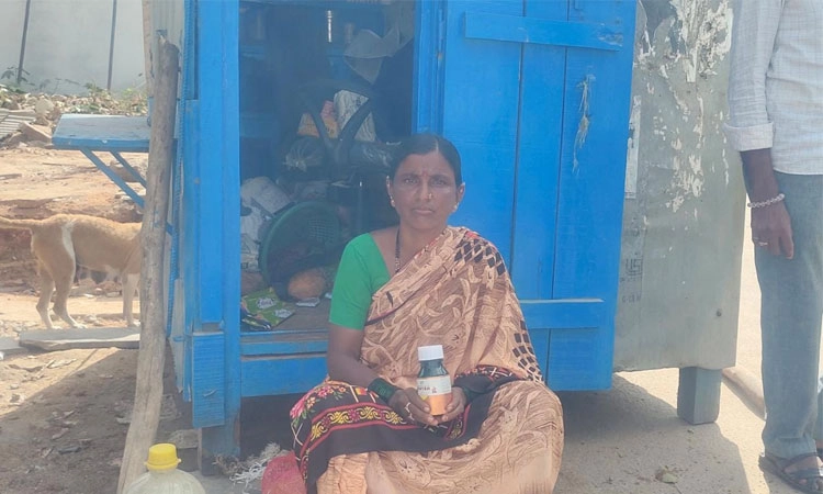 ಕುಷ್ಟಗಿ: ಗೂಡಂಗಡಿ ಸ್ಥಳಾಂತರ; ವಿಷದ ಬಾಟಲಿ ಹಿಡಿದು ಮಹಿಳೆಯ ಹೈಡ್ರಾಮ