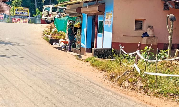 ಮಣಿಹಳ್ಳದ ವಾಮದಪದವು ಕ್ರಾಸ್‌; ಮೋರಿ ಕುಸಿದು ಅಪಾಯದ ಸ್ಥಿತಿ; ಸ್ಪಂದನೆಯಿಲ್ಲ