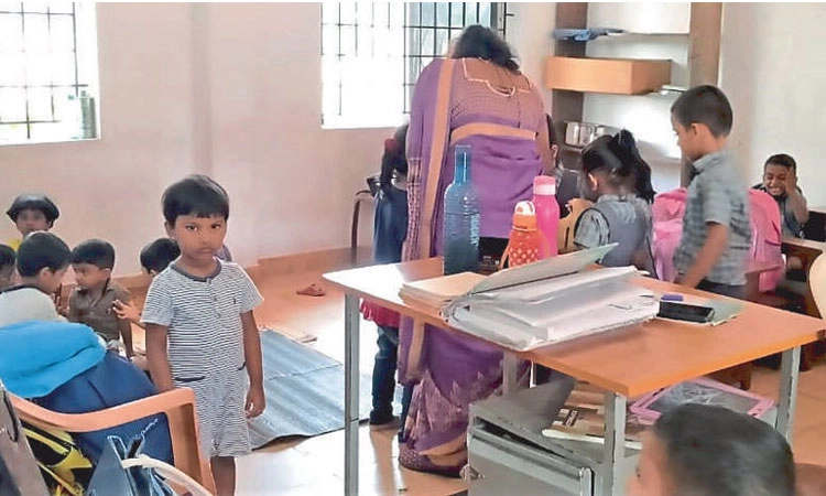 ಒಂದೇ ಕೊಠಡಿಯಲ್ಲಿ ಅಂಗನವಾಡಿ, ಎಲ್‌ಕೆಜಿ!