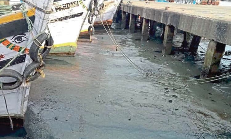 ಹೂಳು ತುಂಬಿದ ಬಂದರು: ಮೀನು ಇಳಿಸಲು ಕಾರ್ಮಿಕರ ಹಿಂದೇಟು