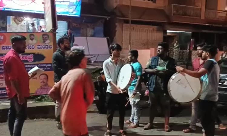 ಶೃಂಗೇರಿ: ಈಡೇರದ ಆಸ್ಪತ್ರೆಯ ಕನಸು, ತಮಟೆ ಬಾರಿಸಿ ಹೋರಾಟಕ್ಕೆ ಮುಂದಾದ ಯುವಕರು