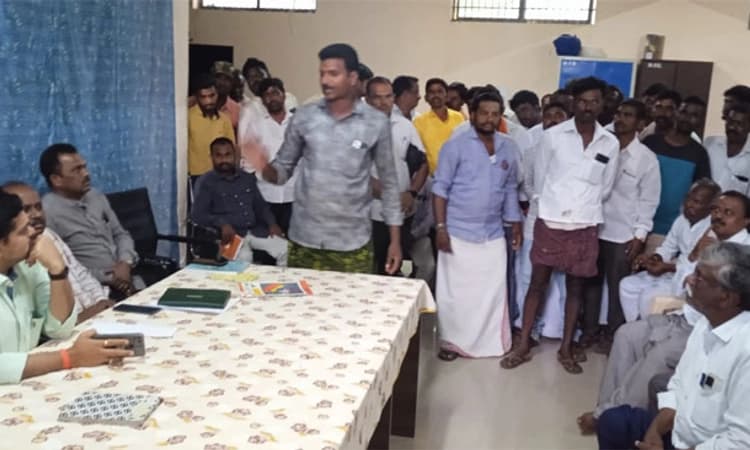 ಕಳಪೆ ಕ್ರಿಮಿನಾಶಕ; ಕುರುಗೋಡು ತಹಶೀಲ್ದಾರ್ ಕಚೇರಿಯಲ್ಲಿ ಸಭೆ: ತೀವ್ರ ವಾಗ್ವಾದ