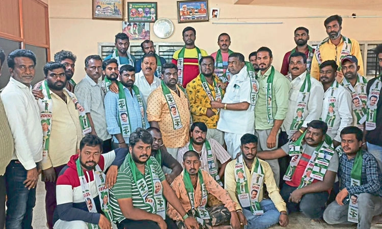 ಕಮಲ, ಕೈ ತೊರೆದ ಕಾರ್ಯಕರ್ತರು ತೆನೆ ಸೇರ್ಪಡೆ
