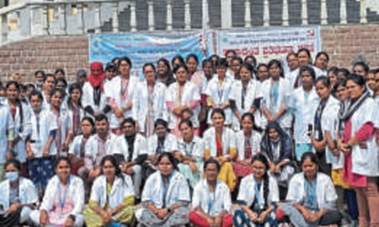 ಸಮುದಾಯ ಆರೋಗ್ಯ ಅಧಿಕಾರಿಗಳಿಂದ ಪ್ರತಿಭಟನೆ