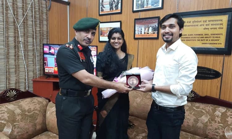 ಮದುವೆಗೆ ಸೇನಾಧಿಕಾರಿಗಳ ಆಹ್ವಾನಿಸಿದ ದಂಪತಿಗೆ ಗೌರವ