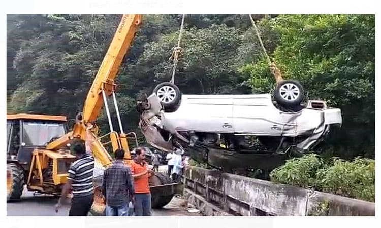 ಕೊಟ್ಟಿಗೆಹಾರ: ಚಾಲಕನ ನಿಯಂತ್ರಣ ತಪ್ಪಿ 20 ಅಡಿ ಪ್ರಪಾತಕ್ಕೆ ಬಿದ್ದ ಕಾರು; ಪ್ರಯಾಣಿಕರು ಪಾರು