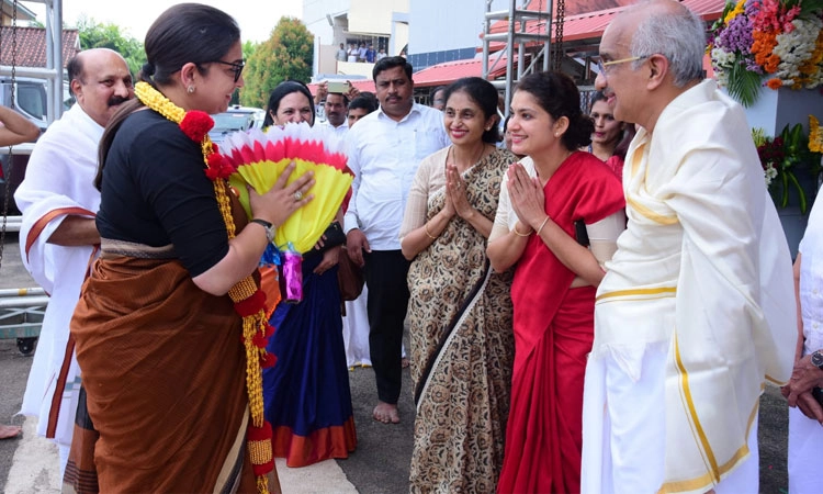 ಕೇಂದ್ರ ಸಚಿವೆ ಸ್ಮೃತಿ ಇರಾನಿ ಧರ್ಮಸ್ಥಳಕ್ಕೆ ಭೇಟಿ