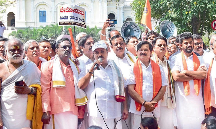ಪ.ಮಲ್ಲೇಶ್‌ ಹೇಳಿಕೆ ಖಂಡಿಸಿ ಬ್ರಾಹ್ಮಣರ ಪ್ರತಿಭಟನೆ