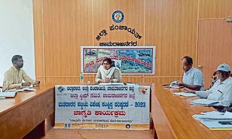 18 ತುಂಬಿದ ಪ್ರತಿಯೊಬ್ಬರನ್ನೂ ಪಟ್ಟಿಗೆ ಸೇರಿಸಿ