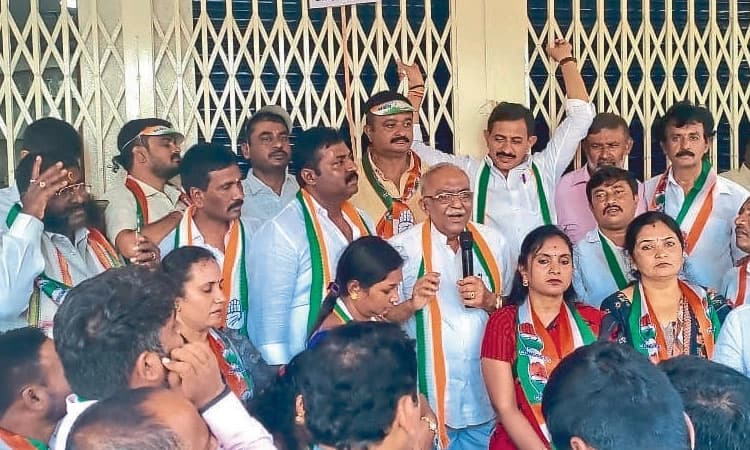 ಅನುದಾನ ತಾರತಮ್ಯ ವಿರೋಧಿಸಿ ಪ್ರತಿಭಟನೆ