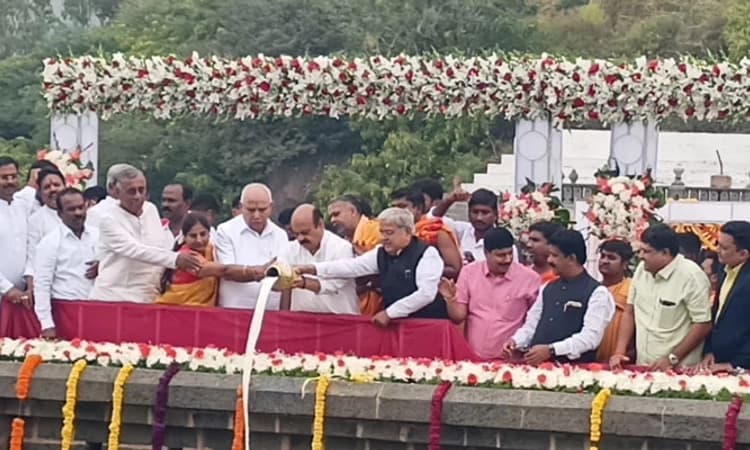 ವಾಣಿವಿಲಾಸ ಸಾಗರ ಜಲಾಶಯಕ್ಕೆ ಬಾಗೀನ ಅರ್ಪಿಸಿದ ಸಿಎಂ ಬೊಮ್ಮಾಯಿ