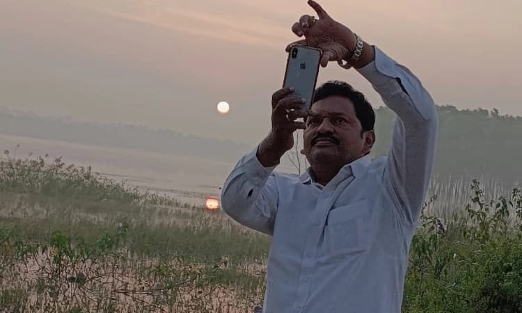 ಹುಣಸೂರು: ತುಂಬಿದ ಕೆರೆ ಮುಂದೆ ಸೆಲ್ಪಿ ಕ್ಲಿಕ್ಕಿಸಿ ಸಂಭ್ರಮಿಸಿದ ಶಾಸಕ ಮಂಜುನಾಥ್