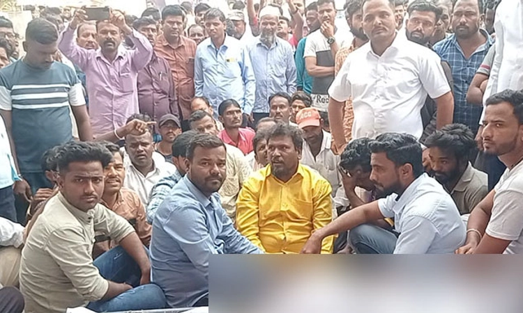 ಕೊಪ್ಪಳ ನಗರಸಭೆ ಮುಂದೆ ಮಹಿಳೆ ಶವವಿಟ್ಟು ಪ್ರತಿಭಟನೆ