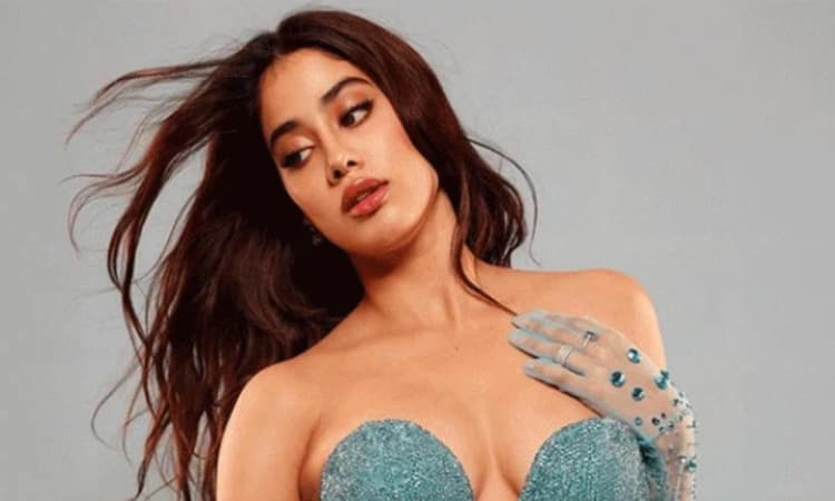 ವಿಡಿಯೋ : ಫಿಲ್ಮ್‌ಫೇರ್ ಅವಾರ್ಡ್ಸ್‌ನಲ್ಲಿ ‘ಸಾಮಿ ಸಾಮಿ’  ಡ್ಯಾನ್ಸ್ ಮೂಲಕ ಮಿಂಚಿದ ಜಾಹ್ನವಿ ಕಪೂರ್