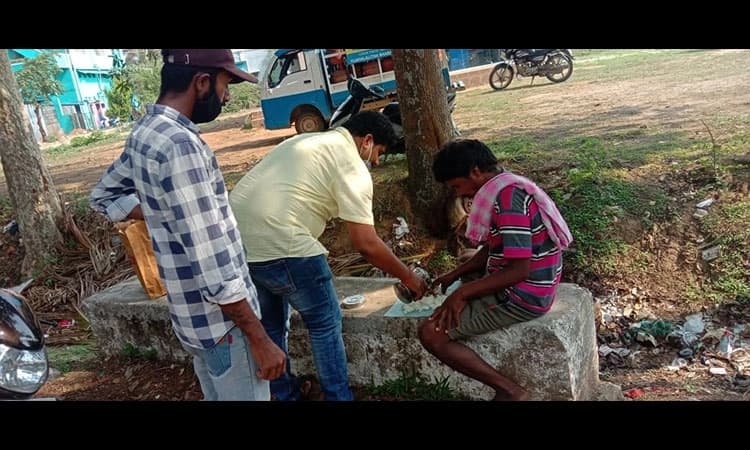 ಕಸದ ರಾಶಿಯಲ್ಲಿ ಕುಳಿತು ಅನ್ನ ಹುಡುಕಿ ತಿಂದ ಕಾರ್ಮಿಕ!