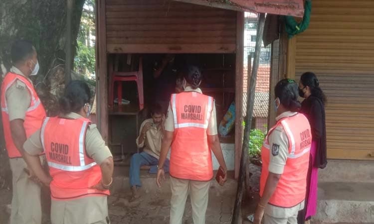 ಲಾಕ್‌ ಡೌನ್ ಮಧ್ಯೆಯೂ ಪುತ್ತೂರಿನ ಕೋರ್ಟ್ ರಸ್ತೆಯ ಬಳಿ ಎಣ್ಣೆಪಾರ್ಟಿ : ಪೊಲೀಸರಿಂದ ಎಚ್ಚರಿಕೆ