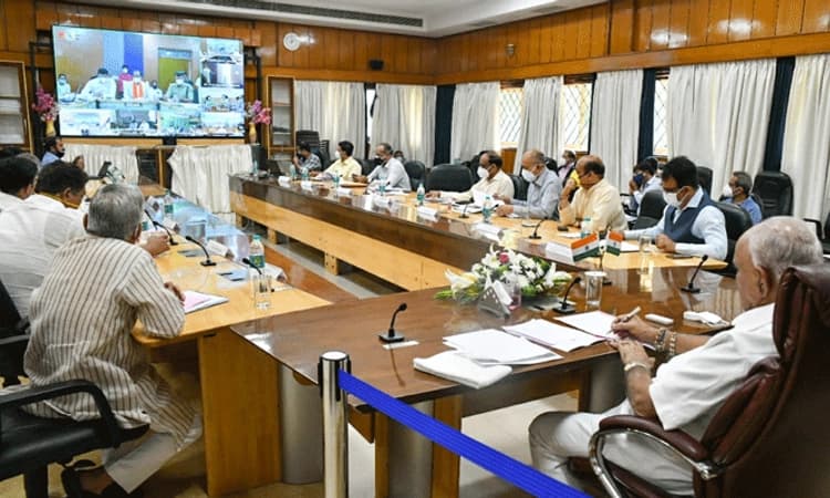 ಬೆಂಗಳೂರಿನಿಂದ ಹಳ್ಳಿಗಳಿಗೆ ಬಂದ ಜನರ ಬಗ್ಗೆ ನಿಗಾ ವಹಿಸಿ: ಜಿಲ್ಲಾಧಿಕಾರಿಗಳಿಗೆ ಸಿಎಂ