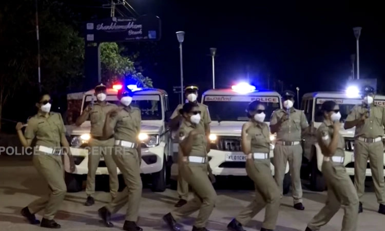 ಡಾನ್ಸ್ ಮೂಲಕ ಕೋವಿಡ್ ಜಾಗೃತಿ: ಕೇರಳ ಪೊಲೀಸರ ವಿನೂತನ ಪ್ರಯತ್ನ  
