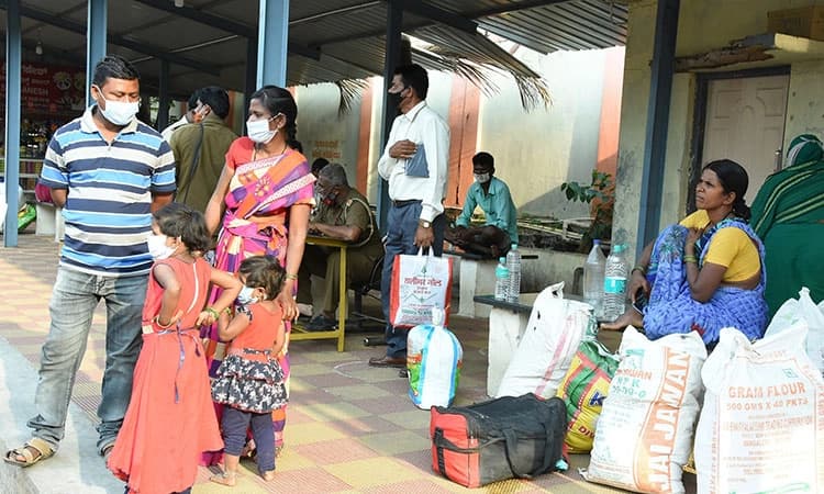 ತಮ್ಮೂರಿನತ್ತ ಬಂಡಿ ಊಡಿದ ಕಾರ್ಮಿಕರು