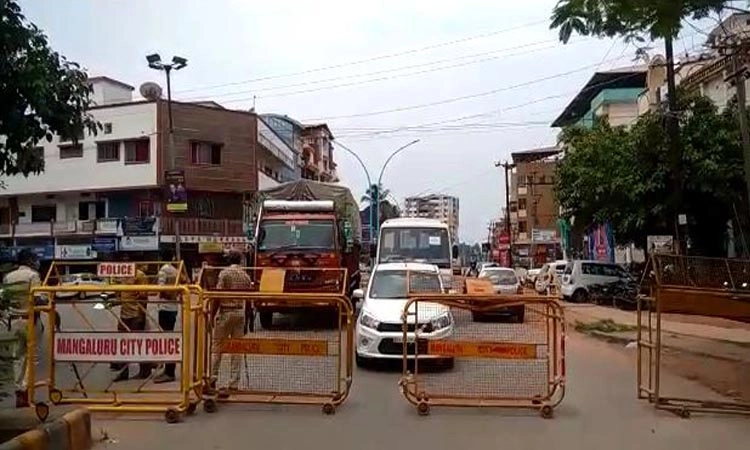 ಲಾಕ್ ಡೌನ್ : ಮಂಗಳೂರು ಚೆಕ್ ಪೋಸ್ಟ್ ಗಳಲ್ಲಿ ವಾಹನಗಳ ತಪಾಸಣೆ