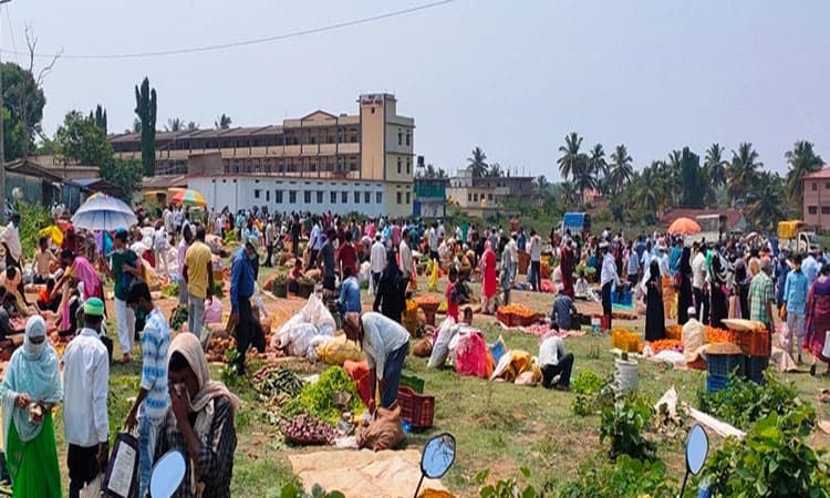 ಸಂತೆಯಲ್ಲಿ ಖರೀದಿಗೆ ಮುಗಿಬಿದ್ದ ಗ್ರಾಹಕರು