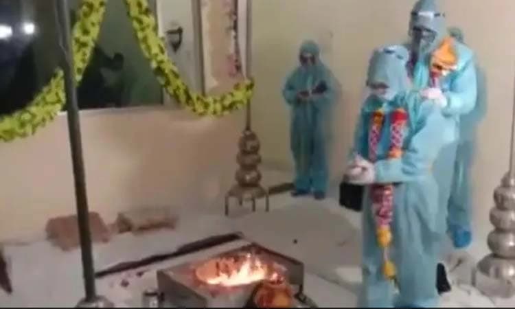 ವರನಿಗೆ ಕೋವಿಡ್ ದೃಢ : ಪಿಪಿಇ ಕಿಟ್ ಧರಿಸಿ ಹಸೆಮಣೆ ಏರಿದ ಜೋಡಿ…!