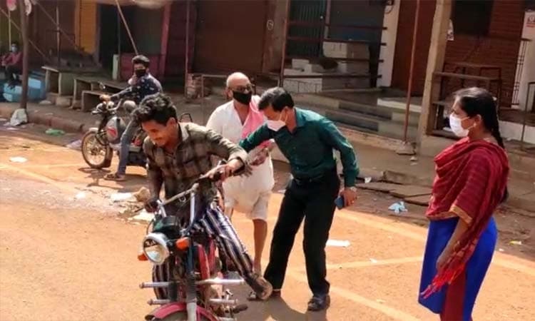 ಅನಗತ್ಯ ರಸ್ತೆಗಿಳಿದವರಿಗೆ ಲಾಠಿ ರುಚಿ