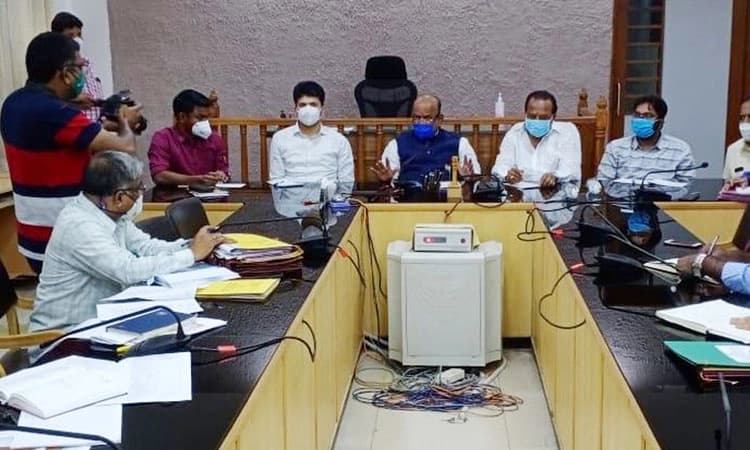 ಅಧಿಕ ಶುಲ್ಕ ಪಡೆದರೆ ಕ್ರಮ : ಜಾಧವ