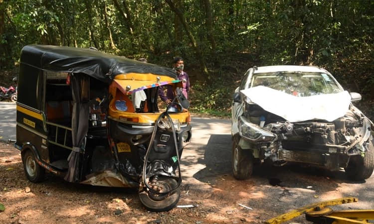 ಸಿದ್ದಾಪುರ : ಹೆನ್ನಾಬೈಲು ಬಳಿ ಕಾರು-ರಿಕ್ಷಾ ಡಿಕ್ಕಿ : ಮಹಿಳೆ ಸಾವು