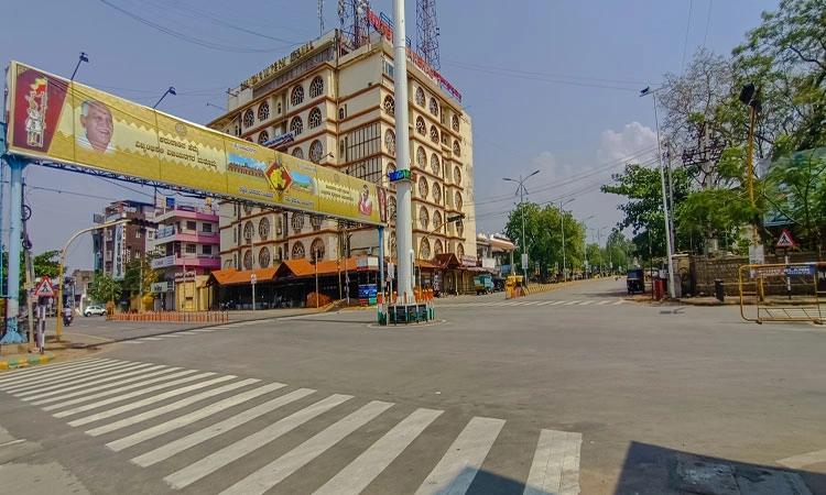 ಕೋತಿಗಳ ಹಸಿವು ನೀಗಿಸಿದ ಹೋಂಗಾರ್ಡ್ಸ್‌