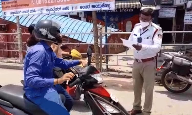 ಶಿವಮೊಗ್ಗ: ವಾಹನ ದಾಖಲೆ ತೋರಿಸು ಎಂದ ಪೊಲೀಸರಿಗೆ ಕೋವಿಡ್ ಪಾಸಿಟಿವ್ ವರದಿ ತೋರಿಸಿದ!