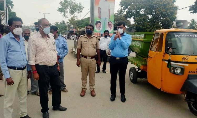 ಮಾಸ್ಕ್ ಧರಿಸದವರಿಗೆ ದಂಡ ವಿಧಿಸಿ, ಜಾಗೃತಿ ಮೂಡಿಸಿದ ತಹಶೀಲ್ದಾರ್‌ ಗೋವಿಂದರಾಜು