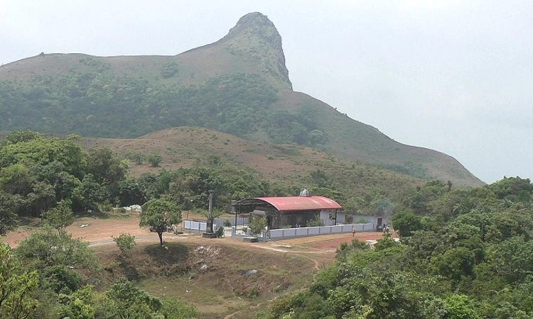 ಎತ್ತಿನ ಭುಜದ ತಪ್ಪಲಿನಲ್ಲಿ ನೆಲೆನಿಂತ