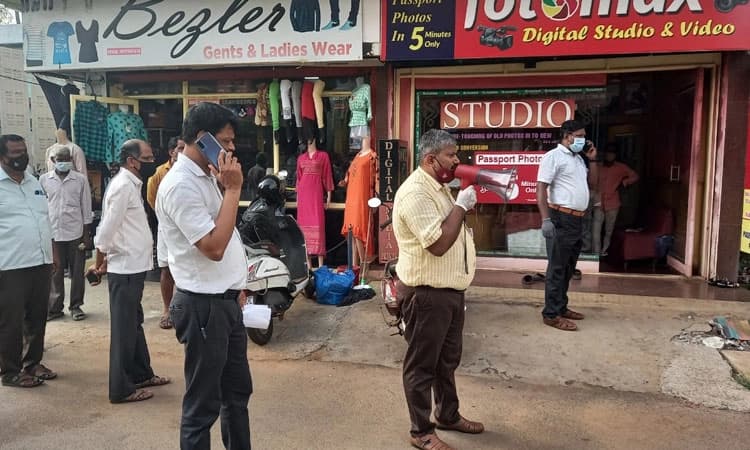 ಕೋವಿಡ್ ಮಾರ್ಗಸೂಚಿ ಬದಲಾವಣೆ : ಉಡುಪಿಯಲ್ಲಿ ಅಂಗಡಿಗಳನ್ನು ಬಂದ್ ಮಾಡಿಸಿದ ಅಧಿಕಾರಿಗಳು