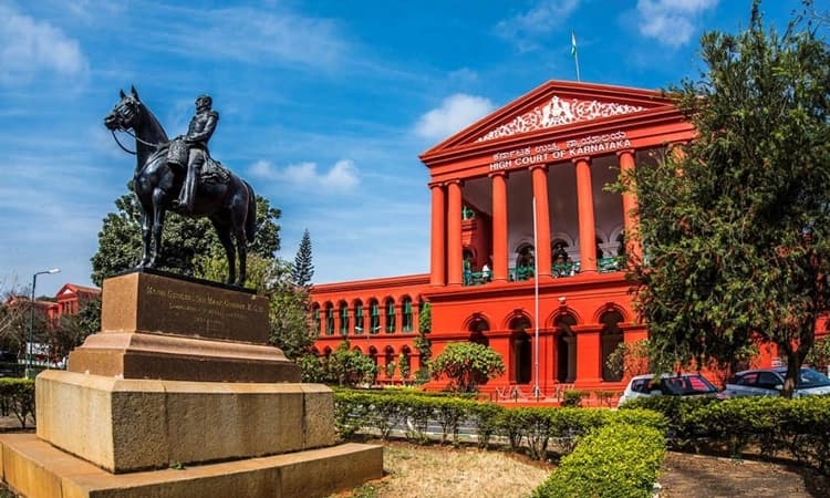 ಪಾದಚಾರಿ ಮಾರ್ಗಗಳ ಮೇಲೆ ಪಾರ್ಕಿಂಗ್‌ ದಂಡನಾರ್ಹ ಅಪರಾಧ: ಹೈಕೋರ್ಟ್‌