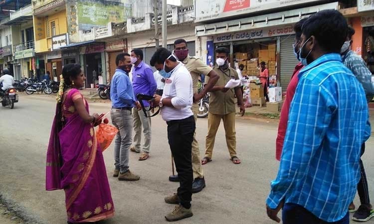 ನಗರಸಭೆ ಅಧಿಕಾರಿಗಳ ಧಿಡೀರ್ ಕಾರ್ಯಾಚರಣೆ: ಮಾಸ್ಕ್ ಧರಿಸದವರಿಂದ 18,900 ಸಾವಿರ ದಂಡ ವಸೂಲಿ