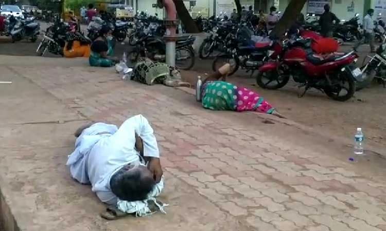 ಬೀದರ್: ಬೆಡ್ ಕೊರತೆ  ಫುಟ್ ಪಾತ್ ನಲ್ಲೇ ನರಳಾಡಿದ ರೋಗಿಗಳು