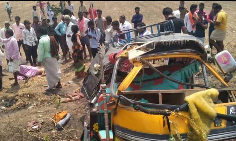 ಟಂಟಂ- ಟ್ಯಾಂಕರ್ ನಡುವೆ ಭೀಕರ ರಸ್ತೆ ಅಪಘಾತ: ಸ್ಥಳದಲ್ಲೇ ಐವರು ಮಹಿಳೆಯರು ಸಾವು