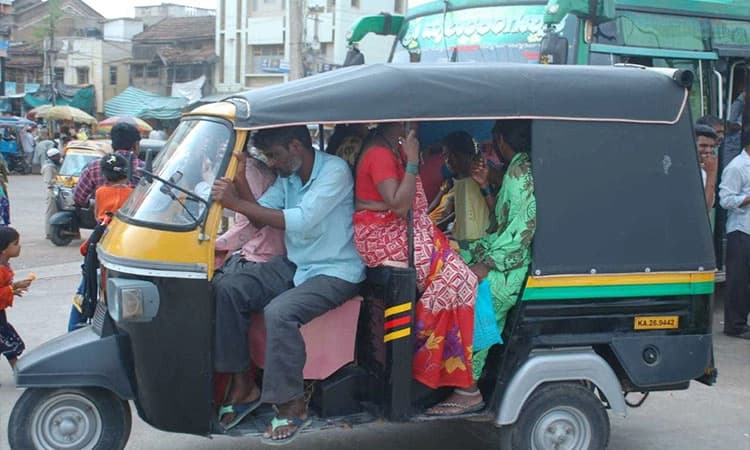 ಗದಗ ಜಿಲ್ಲೆಯಲ್ಲಿ ಕೋವಿಡ್‌ ನಿಯಮಕ್ಕೆ ಕ್ಯಾರೆ ಎನ್ನದ ಜನ