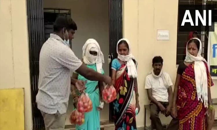 ಕೋವಿಡ್ ಲಸಿಕೆ ಪಡೆದರೆ ಇಲ್ಲಿ ಸಿಗುತ್ತದೆ ಟೊಮೆಟೊ ಪ್ಯಾಕ್..!