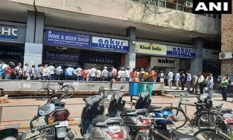 ದೆಹಲಿಯಲ್ಲಿ ಲಾಕ್ ಡೌನ್ ಘೋಷಣೆ : ಬಾರ್‍ ಗೆ ಮುಗಿಬಿದ್ದ ಮದ್ಯಪ್ರಿಯರು