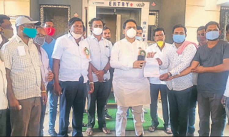 ಶಾಸಕ ರಾಜಶೇಖರ ಮನೆ ಎದುರು ನೌಕರರ ಪ್ರತಿಭಟನೆ