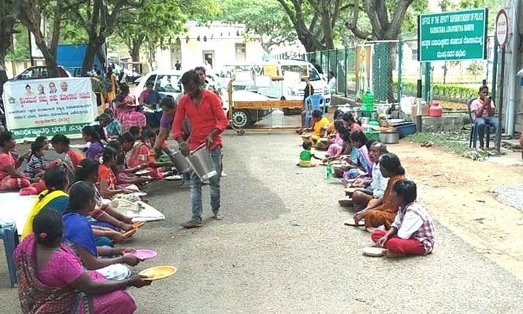 ಮಳೆಯಿಂದ ಅಹೋರಾತ್ರಿ ಧರಣಿ ನಿರತರ ಪರದಾಟ