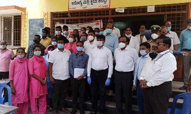 ಕೋವಿಡ್ ಹೆಚ್ಚಳ: ಅತ್ತಿಬೆಲೆ ಚೆಕ್‌ಪೋಸ್ಟ್‌ಗೆ ಡೀಸಿ ಭೇಟಿ