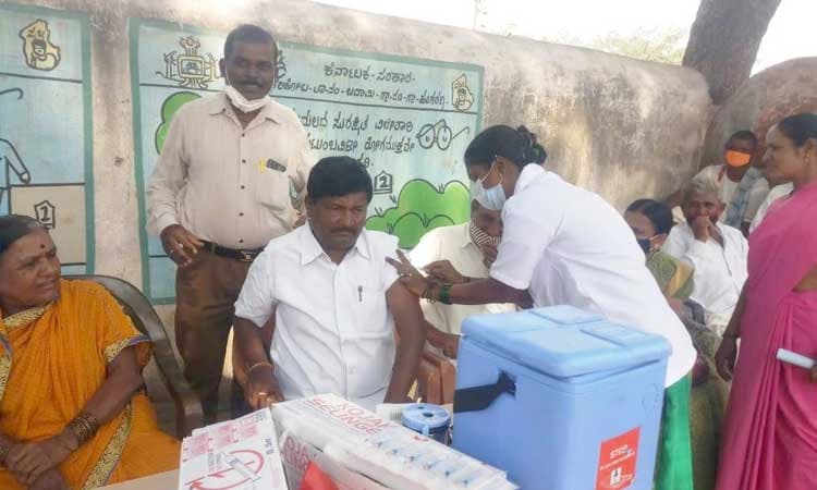 ಹಂಗರಗಿಯಲ್ಲಿ ಹಿರಿಯ ನಾಗರಿಕರಿಗೆ ಲಸಿಕೆ