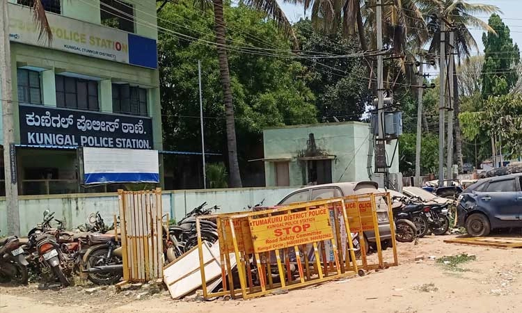 ಫುಟ್‌ಪಾತ್‌ ಮೇಲೆ ಅಪಘಾತ ವಾಹನ ನಿಲುಗಡೆ
