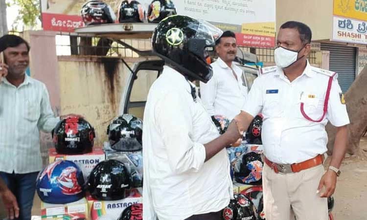 ದಂಡ ವಿಧಿಸಿ, ಹೆಲ್ಮೆಟ್‌ ಖರೀದಿಸಿ ಜಾಗೃತಿ ಅಭಿಯಾನ