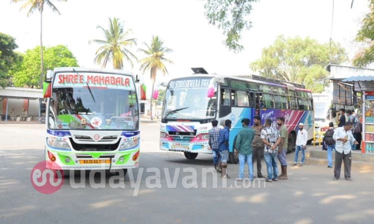ಕಲ್ಪತರು ನಾಡಿನಲ್ಲಿ ಸಾರಿಗೆ ನೌಕರರ ಮುಷ್ಕರ: ಖಾಸಗಿ ಬಸ್ ಮೊರೆ ಹೋದ ಪ್ರಯಾಣಿಕರು